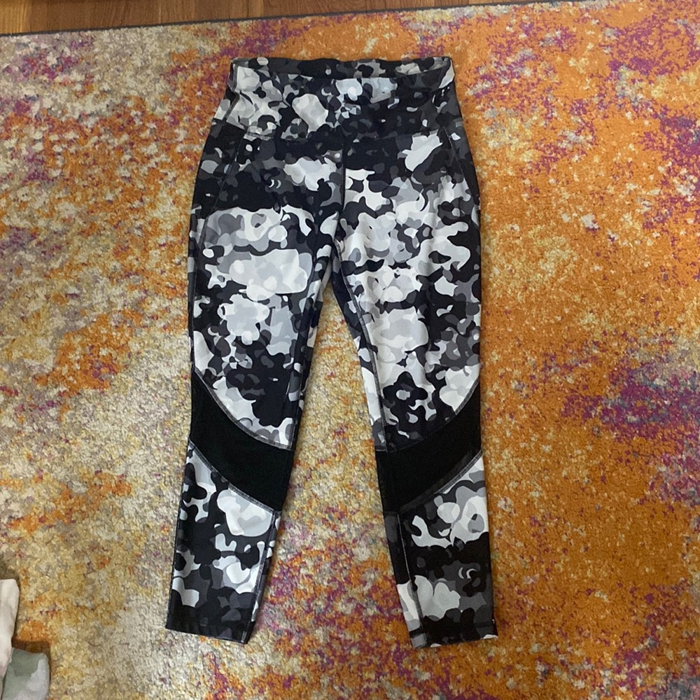 These are woman’s leggings not used but no tags she size large in woman